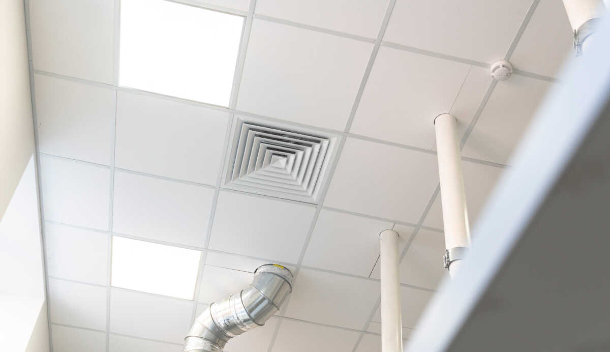 Монтаж вытяжной системы вентиляции для лаборатории в частной школе Magic Castle - фото 2.